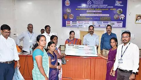 மாவட்ட முன்னோடி வங்கி சார்பில் நடந்த வாடிக்கையாளர் சந்திப்பில் பல்வேறு கடனுதவி ஆணைகளை கலெக்டர் மதுசூதன்ரெட்டி வழங்கினார்.