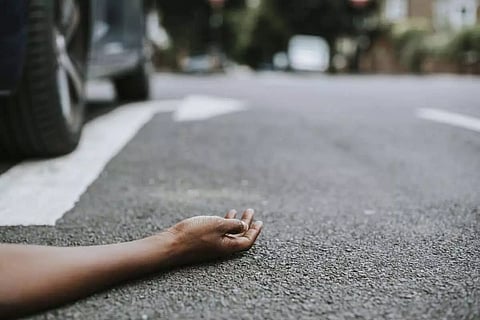 மொபட் மீது கார் மோதி பெண் பலி