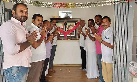 பல்லடம் சட்டமன்ற உறுப்பினர் அலுவலகத்தில் ஜெயலலிதா பிறந்தநாள் கொண்டாடப்பட்ட போது எடுத்த படம்.