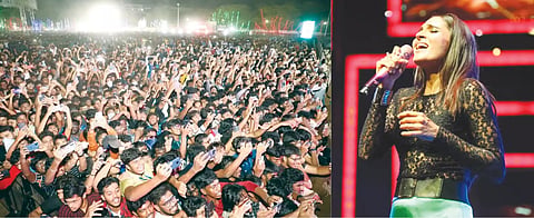 வி.ஐ.டி. ரிவேரா கலைவிழாவில் நடிகை ஆண்ட்ரியா மாணவ, மாணவிகளை பாட்டு பாடி உற்சாகபடுத்திய காட்சி.