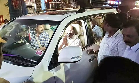 சீர்காழிக்கு வந்த டாக்டர் ராமதாசுக்கு வரவேற்பு அளித்தனர்.