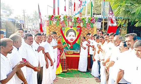 ஜெயலலிதா உருவப்படத்திற்கு மலர்தூவி மரியாதை செலுத்திய காட்சி.