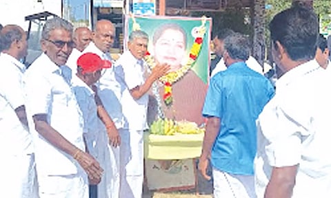 ஜெயலலிதா பிறந்தநாள் விழா கொண்டாடப்பட்டபோது எடுத்தபடம். 