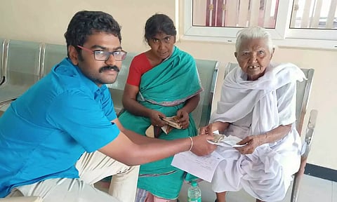 வீட்டுவரி செலுத்த வந்த மூதாட்டியை படத்தில் காணலாம். 