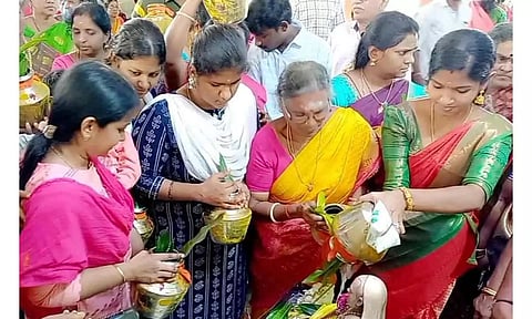  பக்தர்கள் ராகவேந்திரருக்கு பால் அபிஷேகம் செய்த காட்சி.