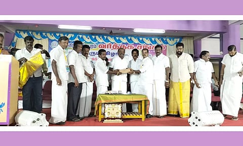 வி.கே.புரம் நகர வணிகர்கள் சங்கம் சார்பில் மாநில தலைவர் விக்கிரமராஜாவுக்கு நினைவு பரிசு வழங்கிய போது எடுத்தபடம்.