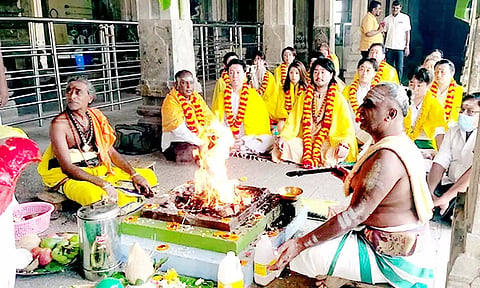திட்டை வசிஷ்டேஸ்வரர் கோவிலில் ஜப்பான் நாட்டினர் யாகம் நடத்தினர்.