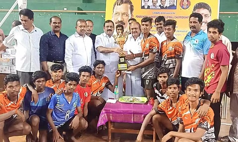 வாலிபால் போட்டியில் வெற்றி பெற்ற அணிகளுக்கு செல்வகணபதி எம்.பி., கென்னடி எம்.எல்.ஏ. ஆகியோர் பரிசு கோப்பை வழங்கிய காட்சி.