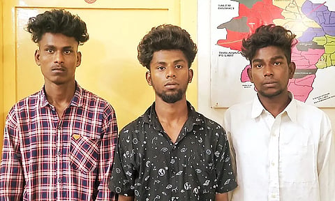 வழிப்பறியில் ஈடுபட்டு போலீசாரால் கைது செய்யப்பட்ட 3 வாலிபர்கள்.