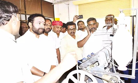 நிப்ட்-டீ கல்லூரியில் அடல் இன்குபேஷன் சென்டர் செயல்படும் விதம் குறித்து மத்தியமந்திரி கிஷன்ரெட்டி பார்வையிட்ட போது எடுத்த படம்.