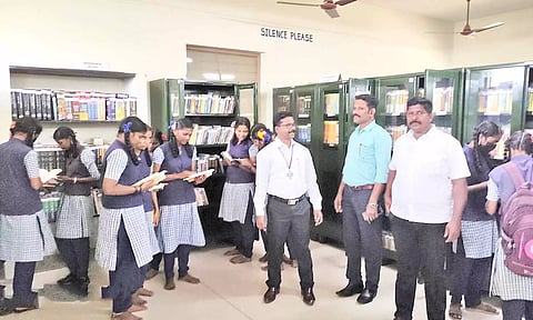 அரசு கல்லூரியின் செயல்பாடுகள் குறித்து பள்ளி மாணவ-மாணவிகள் பார்வையிட்டனர்.