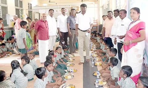 தஞ்சையில் 2-ம் கட்டமாக மாணவ-மாணவிகளுக்கு காலை உணவு வழங்கும் திட்டம் தொடங்கப்பட்டது.