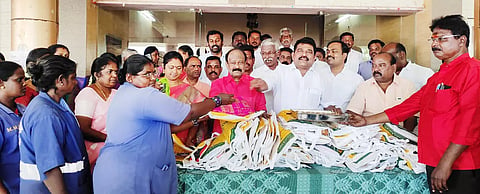 தூய்மை பணியாளர்களுக்கு நகர்மன்ற தலைவர் முத்துத்துரை புத்தாடைகள் வழங்கியபோது எடுத்த படம். அருகில் முன்னாள் அமைச்சர் தென்னவன் உள்பட பலர் உள்ளனர்.