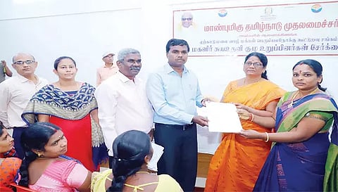 புதிய உறுப்பினர் சேர்க்கையை சேலம் மண்டல கூட்டுறவு சங்கங்களின் இணைப்பதிவாளர் ரவிக்குமார் தொடங்கிவைத்த காட்சி.