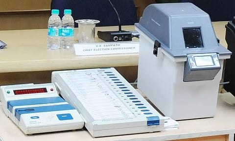 2024-ம் ஆண்டு நாடாளுமன்ற தேர்தலுக்கு பயன்படுத்த எந்திரங்கள் கிருஷ்ணகிரிக்கு வந்தன