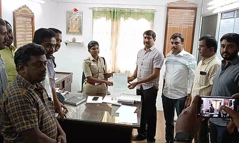  போலீஸ் சூப்பிரண்ட் சவுமியாவிடம் மனு அளித்த காட்சி.
