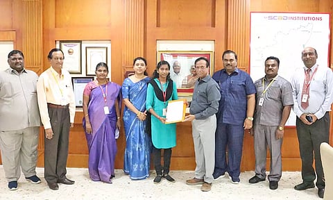 பரிசு பெற்ற மாணவியை ஸ்காட் கல்வி குழும நிறுவனர் எஸ். கிளிட்டஸ் பாபு பாராட்டினார்.