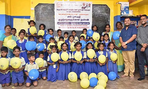 திருப்பூர் மக்கள் மருந்தகத்தின் சார்பில் அனைத்து மாணவர்களுக்கும் கலர் பென்சில், வர்ண பலூன்கள் வழங்கப்பட்ட காட்சி. 