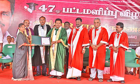 பட்டமளிப்பு விழா நடந்த போது எடுதத படம்