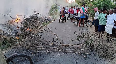 ரோட்டோரம் கிடந்த குப்பையில் தீ விபத்து