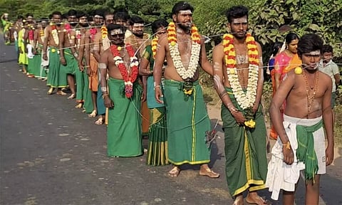 சிறுவாபுரி முருகன் கோவிலுக்கு காவடி எடுத்து வந்து நேர்த்திக்கடன் செலுத்திய அறுபடை வீடு முருக பக்தர்கள் பேரவை