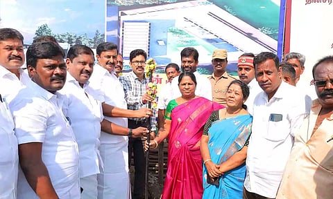 புதிய தினசரி மார்க்கெட் கட்டிடம் கட்டும் பணியை அமைச்சர்கள் தொடங்கி வைத்த காட்சி. 