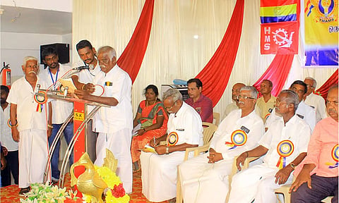 தமிழ்நாடு மின் அமைப்பாளர் மத்திய சங்கம் சார்பில் டவுனில் ஒருங்கிணைந்த மாவட்ட நிர்வாகிகள் கூட்டம் நடைபெற்றது. 