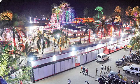 மின்னொளியில் ஜொலிக்கும் ஆற்றுக்கால் பகவதி அம்மன் கோவில்.