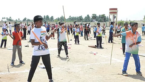 உலக சாதனை படைத்த மாணவ, மாணவிகள்.