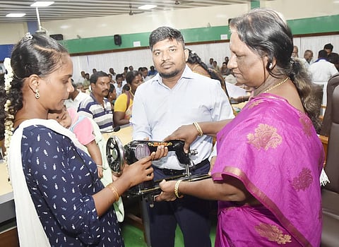 இலவச தையல் எந்திரத்தை கலெக்டர் ஜெயசீலன் வழங்கினார்.