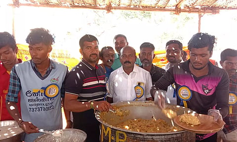 டாக்டர் பா.சிவந்தி ஆதித்தனார் நற்பணி மன்றம் சார்பில் வென்னிமலை முருகன் கோவிலில் பக்தர்களுக்கு அன்னதானம் வழங்கப்பட்டது.