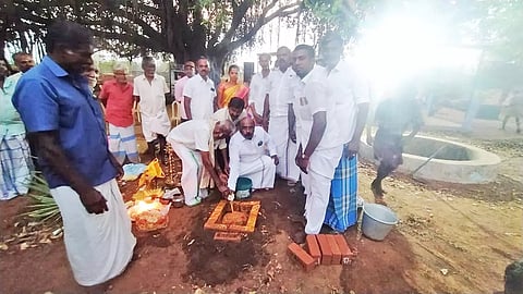 மனோஜ்பாண்டியன் எம்.எல்.ஏ. புதிய மேல்நிலை நீர்த்தேக்க தொட்டி கட்டும் பணிக்கான அடிக்கல்லை நாட்டிய காட்சி.