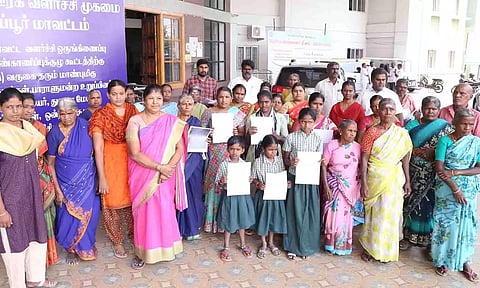 கலெக்டரிடம் மனு கொடுக்க வந்த கிராம மக்களை படத்தில் காணலாம்.