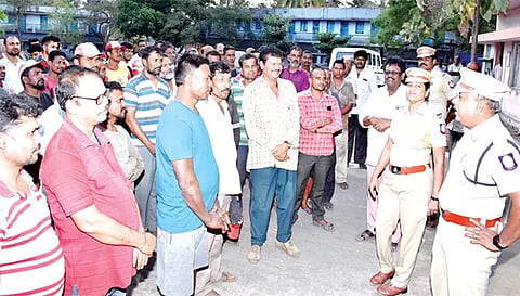 சங்ககிரியில் வடமாநில தொழிலாளர்களுடன் டி.எஸ்.பி ஆரோக்கியராஜ் கலந்துரையாடிய காட்சி. 