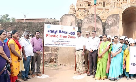 தஞ்சை பெரிய கோவில் நெகிழி இல்லா பகுதி என அறிவிக்கப்பட்ட நிகழ்ச்சியில் கலெக்டர் தினேஷ் பொன்ராஜ் ஆலிவர் கலந்து கொண்டார்.