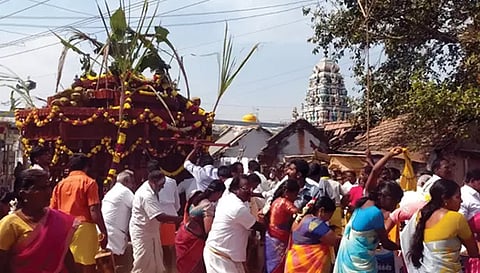 வாழப்பாடி சென்றாய பெருமாள் கோவில் தேர் வெள்ளோட்டத்தில் கலந்து கொண்ட பக்தர்களை படத்தில் காணலாம். 