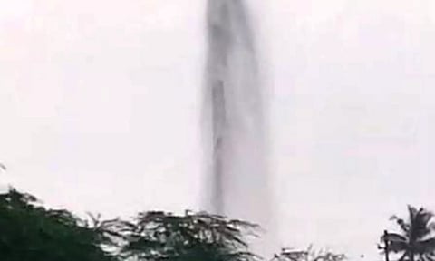 தண்ணீர் கலந்த கச்சா எண்ணை பீய்ச்சி அடித்த காட்சி.