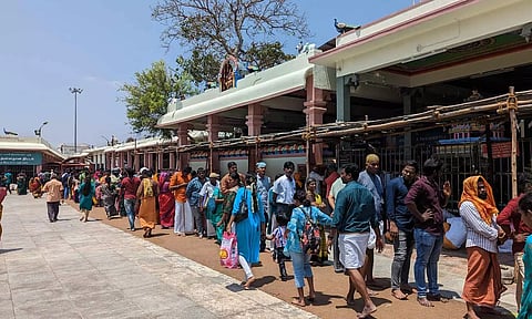 விடுமுறைநாளையொட்டி பழனியில் அலைமோதிய பக்தர்கள் கூட்டம்