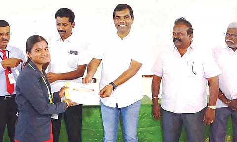 விழாவில் கல்லூரியின் சிறந்த மாணவர்களுக்கு விருது பாராட்டு சான்றிதழ்கள் வழங்கப்பட்ட போது எடுத்த படம்.