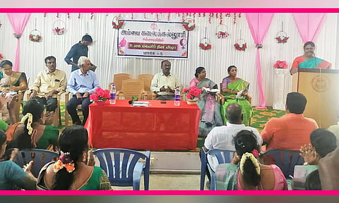 மகளிர் தினவிழாவில் கலந்து கொண்டவர்களை படத்தில் காணலாம்.