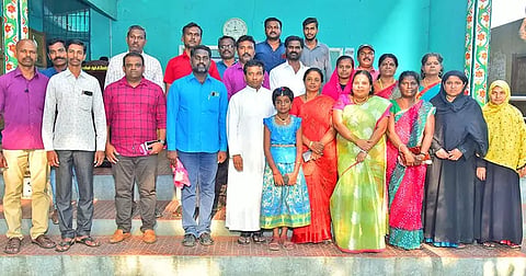 முன்னாள் மாணவர்கள் சந்திப்பு நிகழ்ச்சி நடந்தபோது எடுத்த படம்.