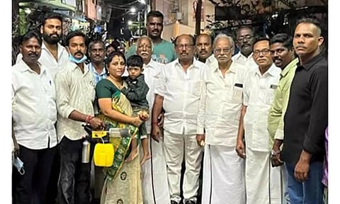 தி.மு.க. பொறுப்பாளர் கோபால் ஏற்பாட்டால் வைரஸ் காய்ச்சலை தடுக்கும் வகையில் கொசு மருந்து தெளிக்கும் பணி நடைபெற்ற காட்சி.