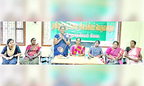 நிகழ்ச்சியில் ஆசிரியர் வசந்தா பேசினார்.