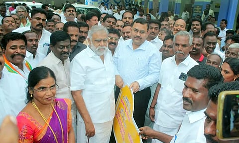 தென்காசி மாவட்டத்தில் அமைச்சர் ஐ.பெரியசாமி ஆய்வு மேற்கொண்டபோது எடுத்த படம். 