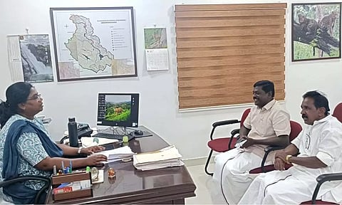 புலிகள் காப்பக வனத்துறை துணை இயக்குனர் செண்பகப்பிரியாவை தெற்கு மாவட்ட தி.மு.க. செயலாளர் சிவபத்மநாதன் சந்தித்த போது எடுத்தபடம்.