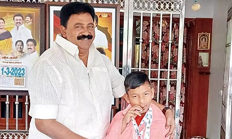 சீர்காழி ஒன்றியக்குழு தலைவர் மாணவனை பாராட்டி வாழ்த்தினார்.