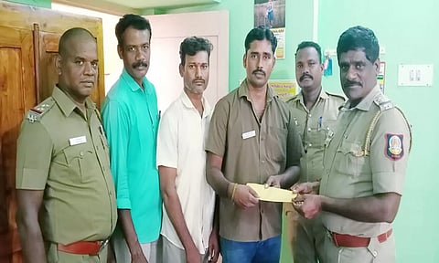 தியாகதுருகம் போலீஸ் இன்ஸ்பெக்டர் சேதுபதி ஆட்டோ டிரைவர் சிங்காரவேலுவை பாராட்டி சன்மானம் வழங்கினார்.