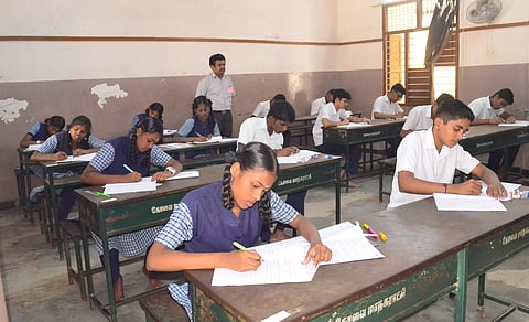 கோவையில், 128 மையங்களில் பிளஸ்-1 தேர்வு தொடங்கியது