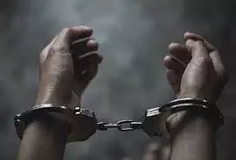 கோவையில் போதை மாத்திரைகள் பதுக்கி விற்ற 2 வாலிபர்கள் கைது