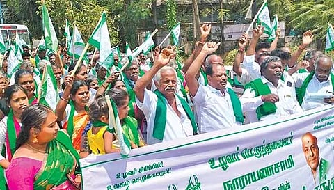 ஆர்ப்பாட்டத்தில் ஈடுபட்ட விவசாயிகள். 